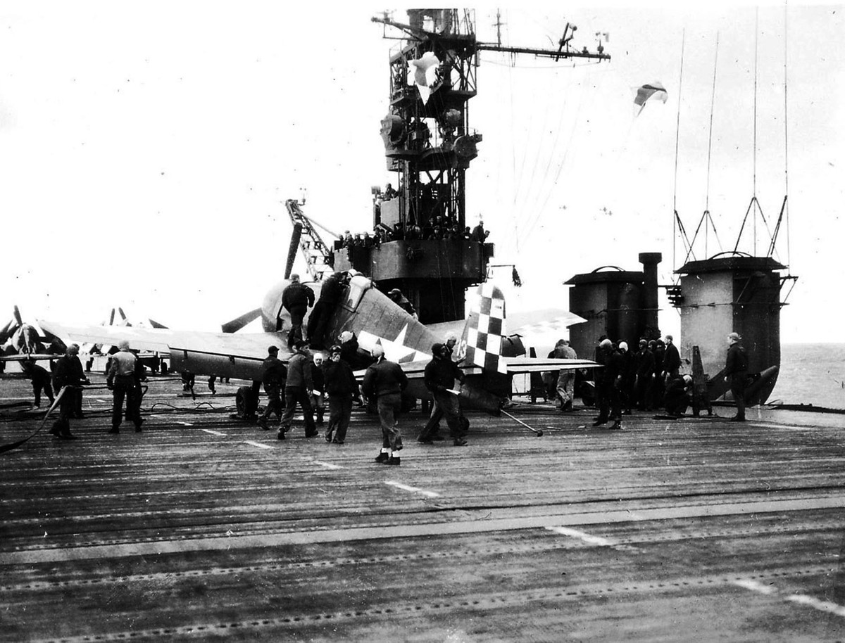 USS Independence có biên chế thủy thủ đoàn bao gồm 1569 người. Con số này bao gồm thủy thủ đoàn, sĩ quan chỉ huy và lực lượng Không quân Hải quân. Tàu được trang bị 26 khẩu súng phòng không cỡ nòng 40 mm. Nguồn ảnh: Flickr.