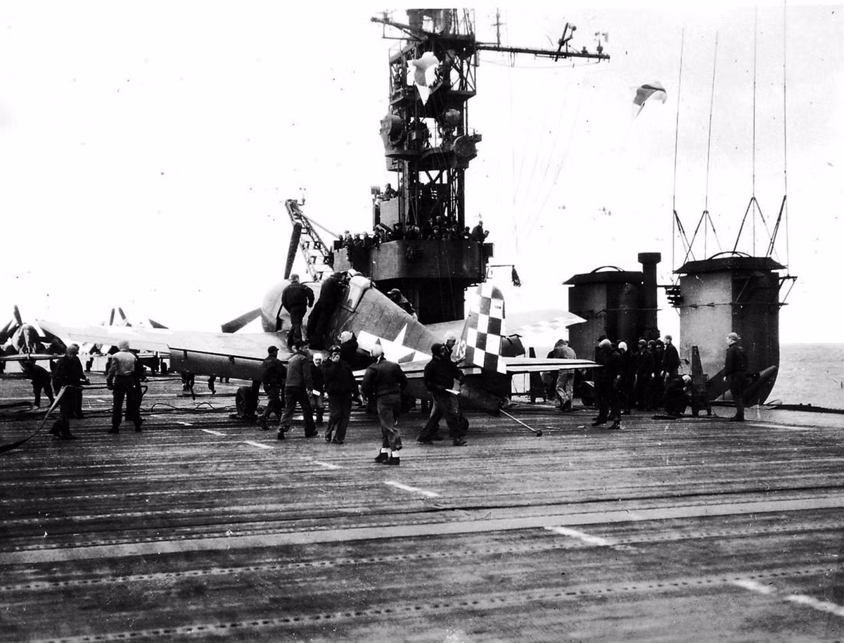 USS Independence có biên chế thủy thủ đoàn bao gồm 1569 người. Con số này bao gồm thủy thủ đoàn, sĩ quan chỉ huy và lực lượng Không quân Hải quân. Tàu được trang bị 26 khẩu súng phòng không cỡ nòng 40 mm. Nguồn ảnh: Flickr.