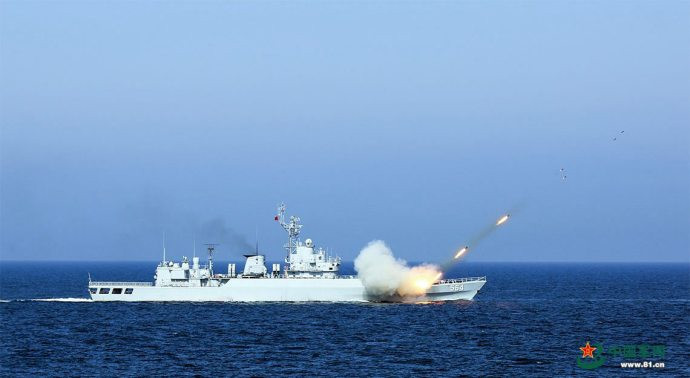 Khu trục hạm thứ hai tham gia cuộc tập trận bắn đạn thật tại biển Hoàng Hải lần này của Hải quân Trung Quốc là khu trục hạm mang tên Hàm Đan. Đây cũng là một khu trục hạm của Hải quân Trung Quốc được đóng theo lớp Type 054A. Nguồn ảnh: China81.