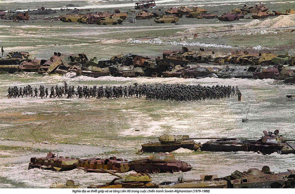 Nghĩa địa xe tăng sau khi Liên Xô rút khỏi chiến trường Afghanistan, phần lớn trong số này là các loại xe tăng đã bị hỏng hóc nặng hoặc bị phá hủy bởi hỏa lực của đối phương. Nguồn ảnh: Flickr.