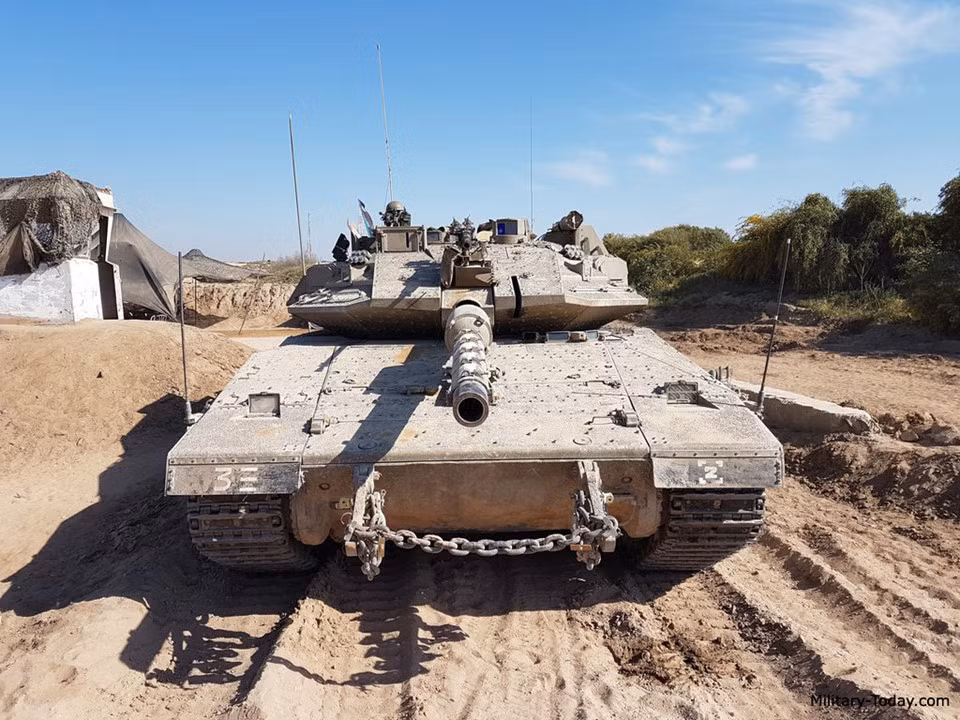  Xe tăng Merkava: Là sản phẩm trí tuệ của tướng Israel Tal (Talik), Tư lệnh lực lượng tăng thiết giáp Israel. Merkava là một trong những xe tăng được đánh giá tốt nhất thế giới. Merkava được đưa vào chiến đấu từ năm 1978, nó nhanh chóng chứng minh sức mạnh áp đảo so với các xe tăng khác ở Trung Đông. Ảnh: Military Today.