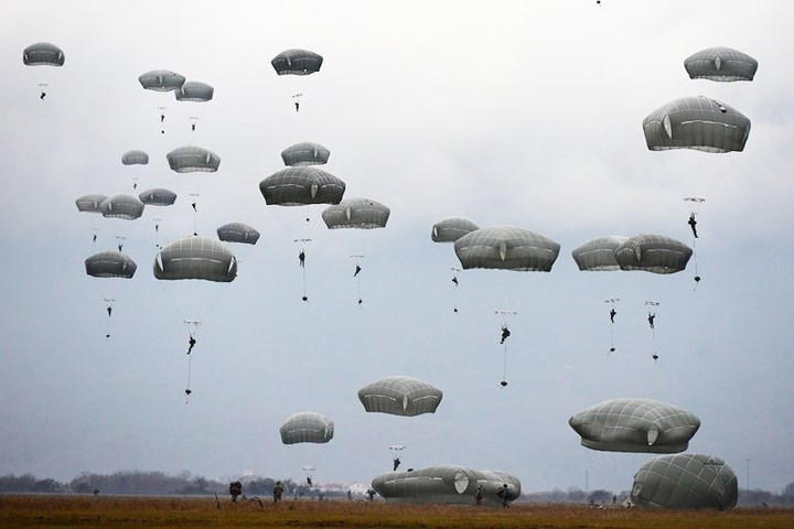 Lính dù Mỹ tiến hành chiến dịch đổ bộ đường không từ máy bay C-130 Hercules ở Pordenone, Italy.