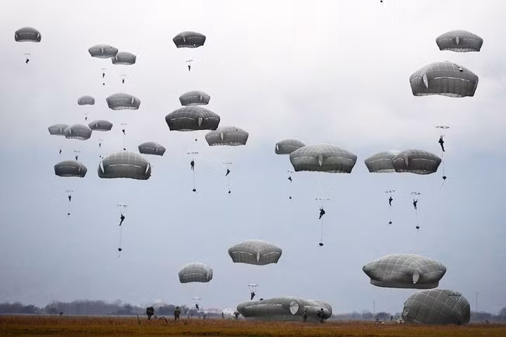 Lính dù Mỹ tiến hành chiến dịch đổ bộ đường không từ máy bay C-130 Hercules ở Pordenone, Italy.