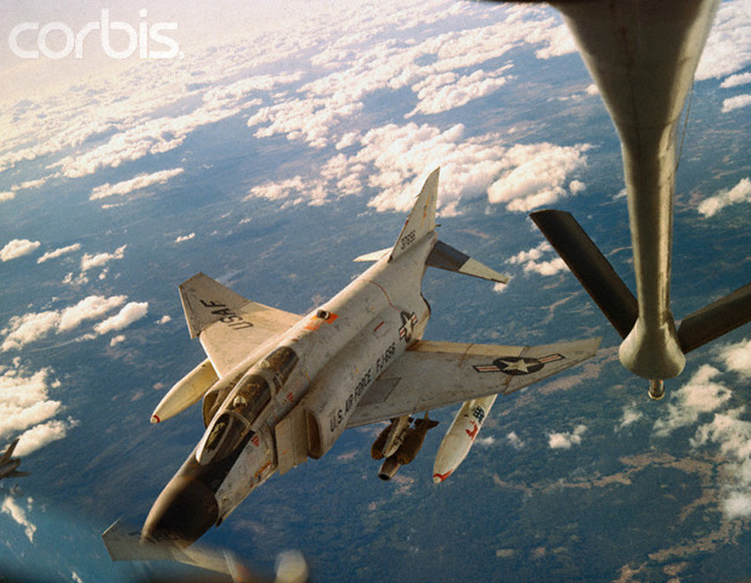 F-4C với hai thùng nhiên liệu phụ nhưng vẫn cần tiếp liệu trên không. Nguồn ảnh: Flickr.
