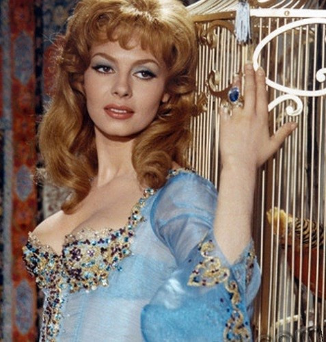 Nhân vật gợi cảm Angelique trong tác phẩm cùng tên.