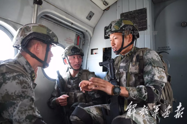 Cuộc tập trận lấy bối cảnh xung đột quân sự tổng lực trên khu vực sa mạc thuộc Tân Cương. Do địa thế rất bằng phẳng và trải rộng, cuộc tập trận đã diễn ra với quy mô cực lớn cùng sự tham gia của nhiều loại phương tiện chiến tranh. Nguồn ảnh: Sina.