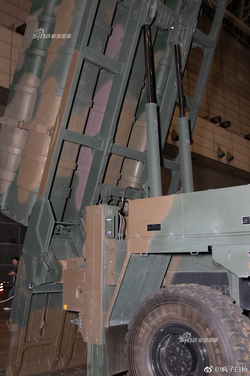 Type 12 được thiết kế dựa trên phiên bản tên lửa chống hạm Type 88 cũng do Nhật Bản tự thiết kế và sản xuất trong quá khứ. So với Type 88, Type 12 có cải tiến đáng kể ở chỗ nó có khả năng chuyển mục tiêu giữa lúc bay và nhận lệnh từ một trạm điều khiển khác không phải trạm phóng trên đường bay của mình. Nguồn ảnh: Sina.