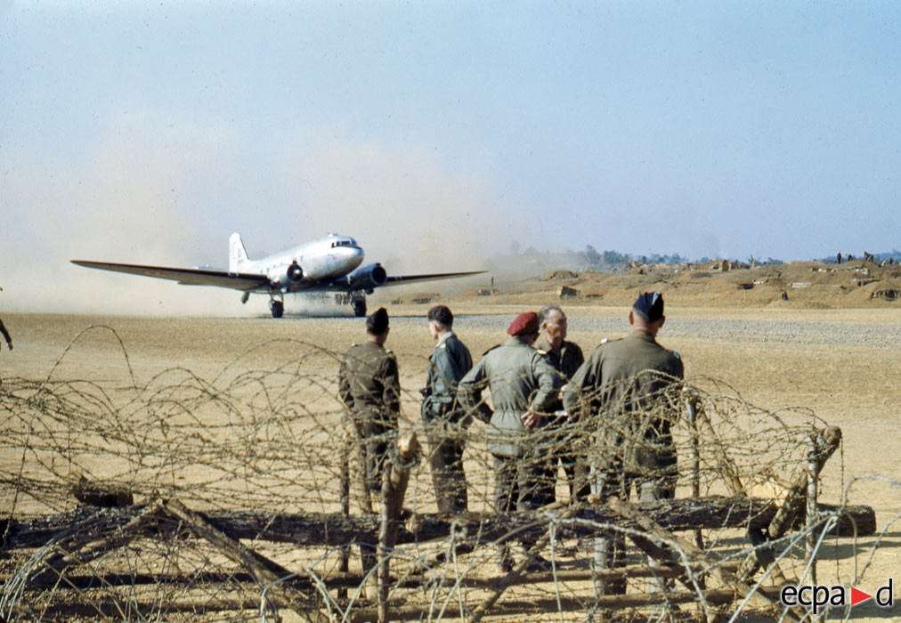 Với cầu không vận, Pháp mang tới Điện Biên Phủ 2 tiểu đoàn pháo 105 mm (24 khẩu), 1 đại đội pháo 155 mm(4 khẩu) 2 đại đội cối 120 mm (20 khẩu) 1 đại đội xe tăng gồm 10 chiếc M24 Chaffe của Mỹ, cùng nhiều phương tiện chiến tranh hiện đại khác. Nguồn ảnh: ECPA.