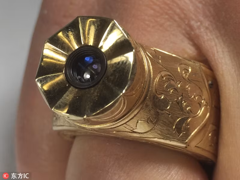 Để có thể "nhổi" được một chiếc máy ảnh của thời Chiến tranh Lạnh vào bên trong chiếc nhẫn này là điều cực kỳ khó khăn vì thời kỳ này, máy ảnh kỹ thuật số hoàn toàn chưa ra đời và mọi chiếc máy ảnh đều cần có... phim để chụp. Nguồn ảnh: Sina.