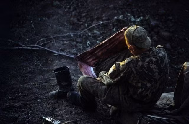 Tiền đồn canh gác của binh lính Nga. Có thể thấy, đôi ủng mà binh lính Nga sử dụng có phần tương đồng với nhiều loại ủng mà quân đội nước này đã sử dụng từ thời Chiến tranh Lạnh. Nguồn ảnh: ER.