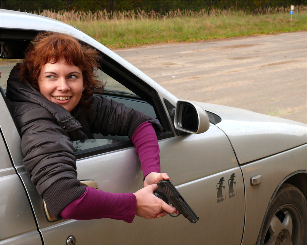 Sau 5 năm đầu tiên sở hữu súng săn, người dân Nga sẽ có quyền gia hạn giấy phép sử dụng súng lần hai. Lần này, người dân đã có quyền mua các loại súng tiểu liên hoặc súng trường tấn công. Tuy nhiên vẫn bị kèm theo một vài quy định nghiêm ngặt, trong đó có bao gồm việc cấm sử dụng súng ngắn do loại súng này khó bị phát hiện và dễ cất giấu trong người. Nguồn ảnh: Funnypic.