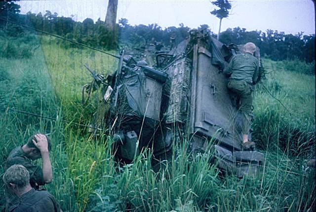 Xe thiết giáp của Mỹ bị "tụt hố". Không rõ đây là một cái hố tự nhiên hay hầm của quân giải phóng. Nguồn ảnh: Flickr.