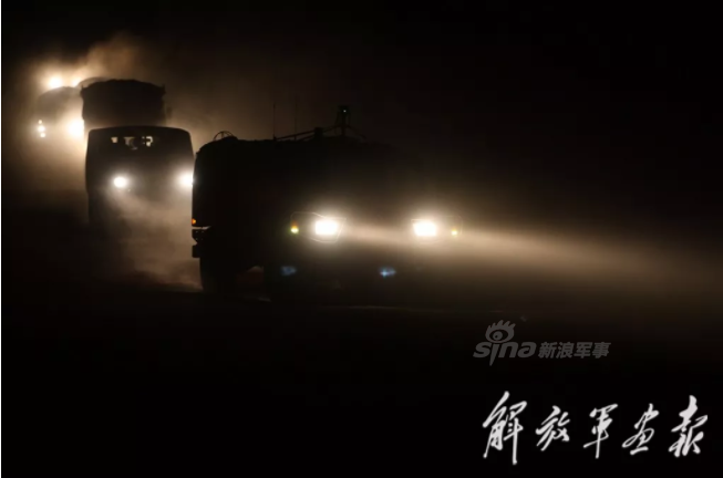 Vận tải binh lính và khí tài tới khu vực xảy ra giao tranh. Nguồn ảnh: Sina.