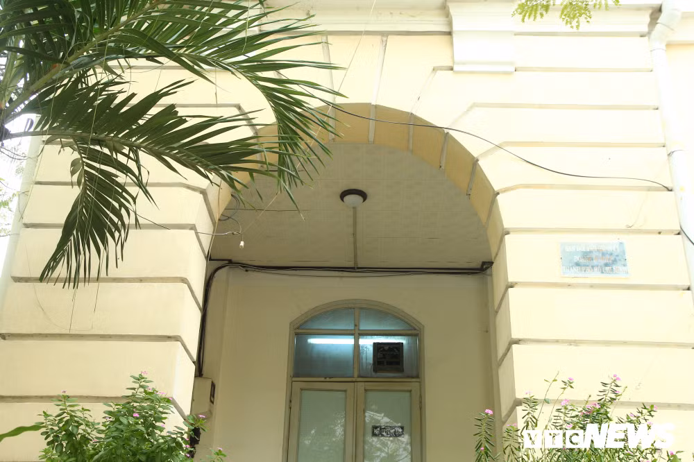 Nét kiến trúc chính của toà nhà là những mái vòm cong.