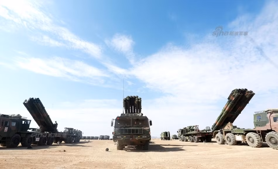 Mỗi loạt bắn 12 phát của PHL03 có khả năng bao phủ một khu vực rộng tới 67 hectar. Mặc dù được coi là hệ thống vũ khí nhái của Nga, tuy nhiên Trung Quốc thậm chí còn nâng tầm của hệ thống vũ khí này lên một tầm cao mới, đó là tăng tầm bằn cho PHL03. Nguồn ảnh: Sina.