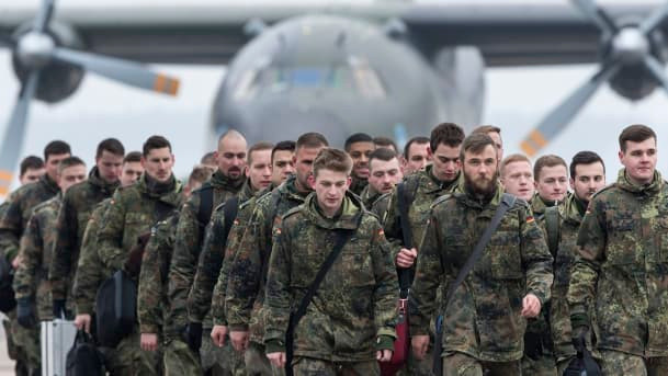 Berlin dự kiến, tới năm 2024, phía Đức sẽ chi đủ 2% GDP cho ngân sách quốc phòng thay vì 1,13 % GDP như hiện tại. Như vậy, trong khoản 6 năm nữa ngân sách quốc phòng của Đức sẽ tăng gấp đôi, lên 100 tỷ USD. Có lẽ tiền là cách cuối cùng để nước Đức cứu lấy quân đội nước này, và khi 100 tỷ USD cũng không thể vực lại được quân đội của nước Đức thì có lẽ không còn cách nào khác ngoài việc tái cơ cấu lại toàn bộ. Nguồn ảnh: Germany.