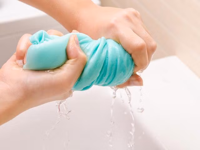 Bo ngay thoi quen khi giat quan ao sau day neu khong muon nhap vien