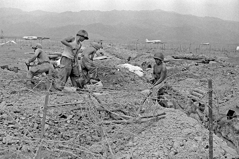 Để đảm bảo các máy bay của Không quân Pháp và Không quân Mỹ đủ sức bay viện trợ và hỗ trợ hỏa lực cho chiến trường này, phía Pháp đã huy động một lực lượng quân nhân kỹ thuật lên tới... 30.000 người, tập trung tại các sân bay lớn của Hà Nội lúc bấy giờ chỉ để bảo dưỡng, bảo trì máy bay. Nguồn ảnh: Pinterest.