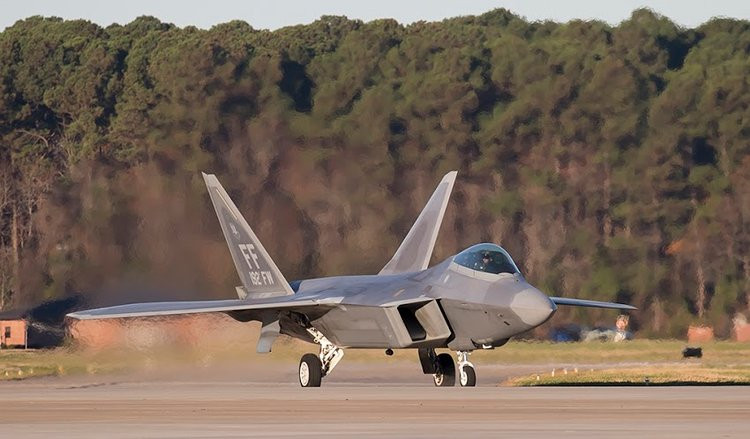 Tướng lĩnh Không quân Mỹ cho biết, chiến thuật sử dụng F-22 Raptor có phần khác với tất cả các loại máy bay thế hệ cũ. Dựa vào ưu thế công nghệ của mình, F-22 được Không quân Mỹ sử dụng để tấn công tầm xa, tấn công tốc độ cao một cách bí mật, đảm bảo an toàn cho phi công cũng như cho phương tiện chiến đấu khi họ không phải bay vào không phận thù địch. Nguồn ảnh: BI.