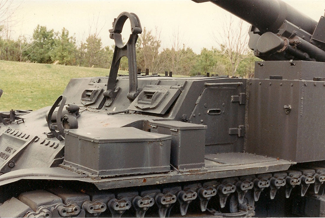 Khi thiết kế ra khẩu pháo này, quân đội Mỹ mới chỉ tham chiến ở mặt trận Thái Bình Dương - điều đó khiến cho M12 rõ ràng là thừa thãi vì Hải quân Mỹ thừa sức mạnh pháo binh để yểm trợ cho Thủy quân Lục chiến. Nguồn ảnh: Jeck.