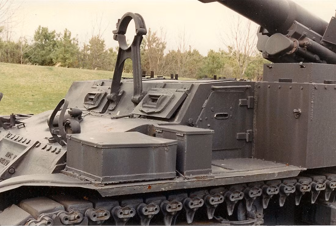 Khi thiết kế ra khẩu pháo này, quân đội Mỹ mới chỉ tham chiến ở mặt trận Thái Bình Dương - điều đó khiến cho M12 rõ ràng là thừa thãi vì Hải quân Mỹ thừa sức mạnh pháo binh để yểm trợ cho Thủy quân Lục chiến. Nguồn ảnh: Jeck.