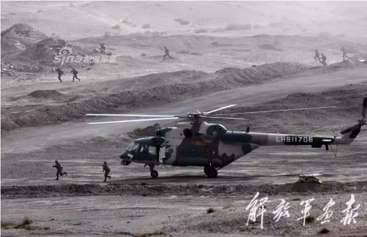 Trực thăng vận tải Mi-8 của Trung Quốc cũng có mặt tham gia cuộc tập trận này với nhiệm vụ vận tải người. Nguồn ảnh: Sina.