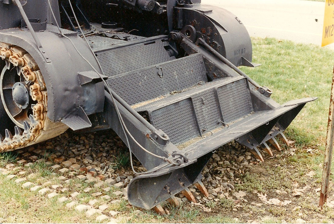 Tổng cộng đã có 100 khẩu pháo tự hành M12 từng được sản xuất từ năm 1942 tới năm 1943. Tuy nhiên, số lượng những khẩu M12 từng tham chiến ở châu Âu chỉ đếm trên đầu ngón tay do nó có hỏa lực hơi "thừa" và độ cơ động quá kém, không phù hợp với lối tác chiến tiến công nhanh của lục quân Mỹ lúc này. Nguồn ảnh: Jeck.