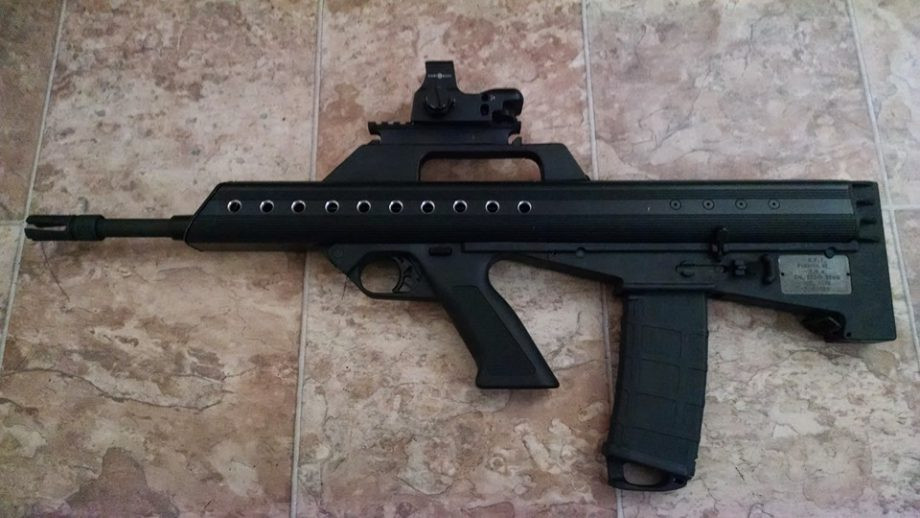 Sử dụng cỡ đạn 5,56x45mm chuẩn NATO, khẩu súng bullpup này có điểm yếu chí tử duy nhất đó là do nó chưa từng được sử dụng bởi quân đội hay các lực lượng thi hành pháp luật của Mỹ nên nó không được sản xuất cùng chế độ bắn tự động. Nguồn ảnh: Wiki.