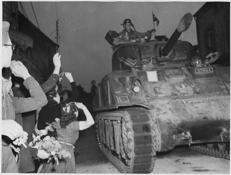 Ngay khi quân Đồng minh tiến vào Pháp, người dân đã đổ ra đường chào đón đoàn quân giải phóng dù rằng tình hình lúc này vẫn cực kỳ nguy hiểm. Nguồn ảnh: Warhistoryonline.