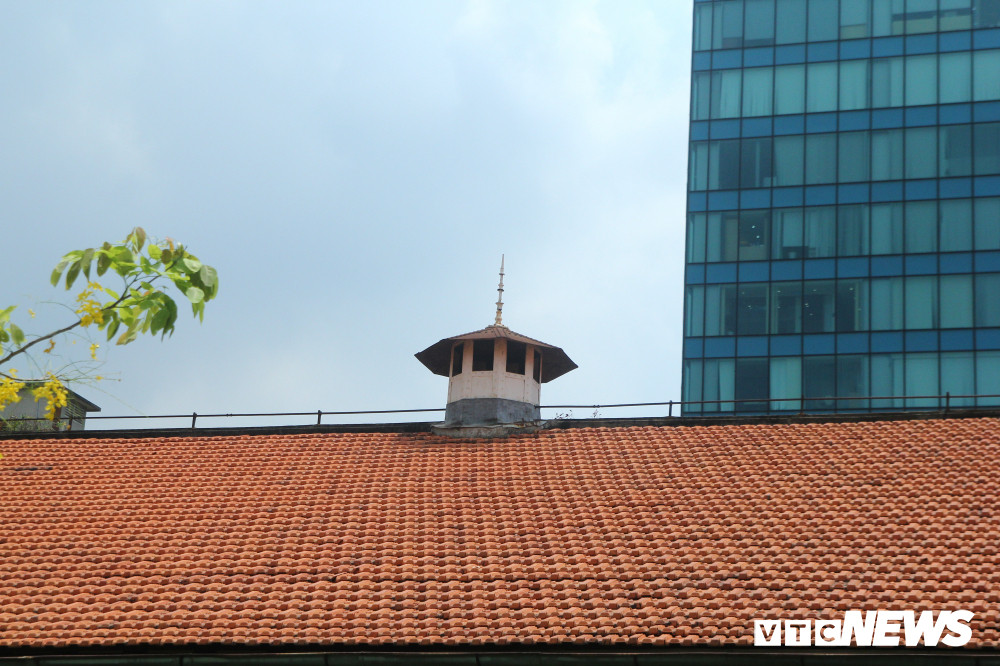 Mái ngói cổ của tòa nhà bên cạnh công trình hiện đại của TP.HCM