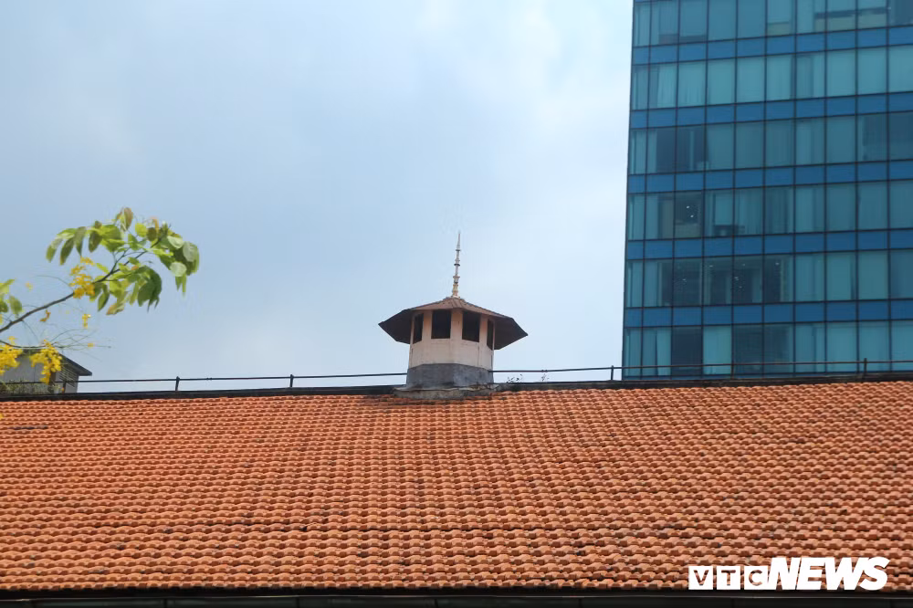 Mái ngói cổ của tòa nhà bên cạnh công trình hiện đại của TP.HCM