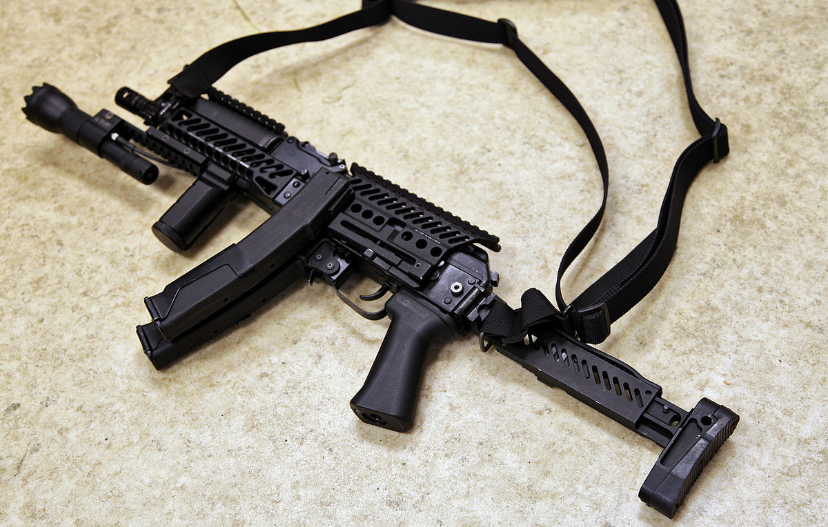 Sử dụng cỡ đạn tiểu liên tiêu chuẩn 9x19mm, khẩu tiểu liên này có chiều dài nòng súng 237 mm, sử dụng cơ chế trích khí khóa nòng với khóa nòng xoay để bắn liên thanh. Đây là cơ chế hoạt động giống hoàn toàn với khẩu AK-74. Nguồn ảnh: Wiki.