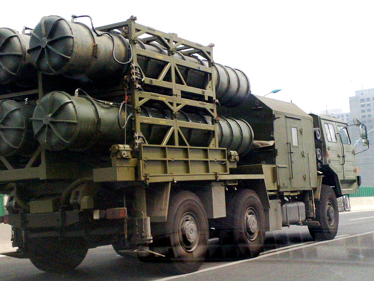 Mỗi hệ thống của tên lửa phòng không HQ-16 bao gồm 1 xe radar tìm mục tiêu, 1 xe chỉ huy, 3 xe radar chở và điều khiển hỏa lực. Nguồn ảnh: Military.