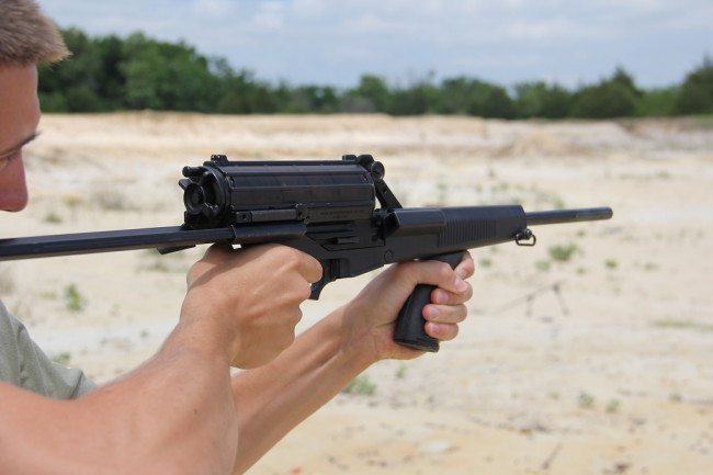 Dù được thiết kế trong khoảng thời gian những năm 80 của thế kỷ trước, khẩu tiểu liên này lại không được trang bị rãnh kỹ thuật. Điều này khiến cho M960 không có khả năng gắn thêm các thiết bị phụ trợ gắn ngoài, không phù hợp với tác chiến hiện đại thời nay. Nguồn ảnh: Flickr.