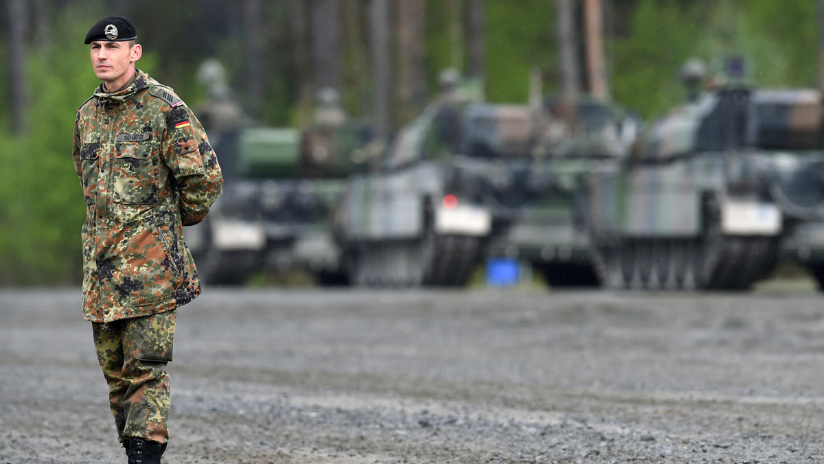 Binh lính Đức cũng không khá hơn, sau màn biểu tình vì làm quá giờ trong thời gian tham gia tập trận ở nước ngoài hồi năm 2016 vừa rồi, bộ quốc phòng Đức lại đang lao đao không biết xử lý việc trả lương cho binh lính như thế nào cho đủ khi ngân sách quốc phòng dù mỗi năm đều tăng nhưng tăng không kịp bằng lương của binh lính Đức. Nguồn ảnh: Finance.
