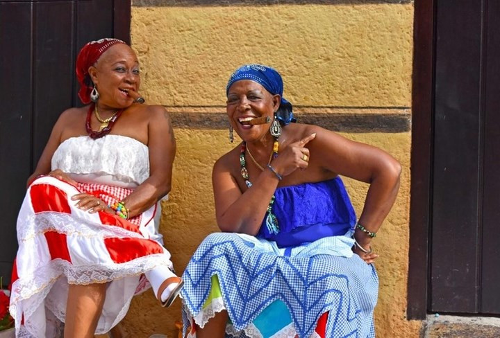 Đàn ông nghỉ hưu ở tuổi 65, phụ nữ ở độ tuổi 60 và tất cả họ đều có một ước muốn chung là không già đi. Một điểm đặc biệt của người về hưu ở Cuba là họ tự chăm sóc bản thân một cách độc lập. Các bác sĩ gia đình sống trong cùng một quận, chăm sóc sức khỏe những người trong khu vực 24/7. Tuổi thọ trung bình của phụ nữ là 83, của đàn ông là 78.