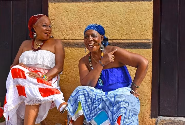 Đàn ông nghỉ hưu ở tuổi 65, phụ nữ ở độ tuổi 60 và tất cả họ đều có một ước muốn chung là không già đi. Một điểm đặc biệt của người về hưu ở Cuba là họ tự chăm sóc bản thân một cách độc lập. Các bác sĩ gia đình sống trong cùng một quận, chăm sóc sức khỏe những người trong khu vực 24/7. Tuổi thọ trung bình của phụ nữ là 83, của đàn ông là 78.