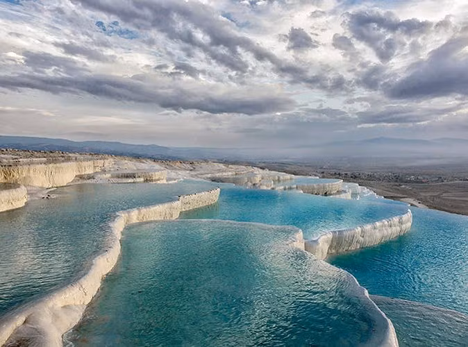 9. Pamukkale, Thổ Nhĩ Kỳ: Pamukkale, có nghĩa là "lâu đài bông", là một hồ khoáng chất ở phía tây nam Thổ Nhĩ Kỳ, là di sản Thế giới được UNESCO công nhận.