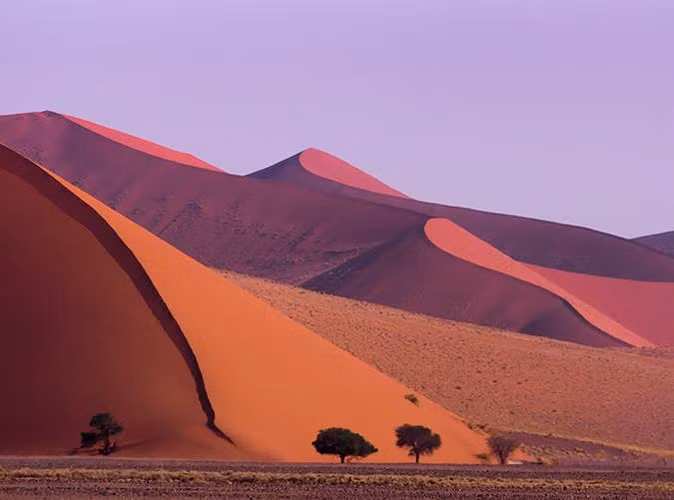 6. Vườn quốc gia Namib-Naukluft, Namibia: Khu bảo tồn thiên nhiên và công viên quốc gia này nằm một phần trong sa mạc Namib. Ở đây có những động vật hoang dã như ngựa vằn, đà điểu lang thang trên những đụn cát đỏ.