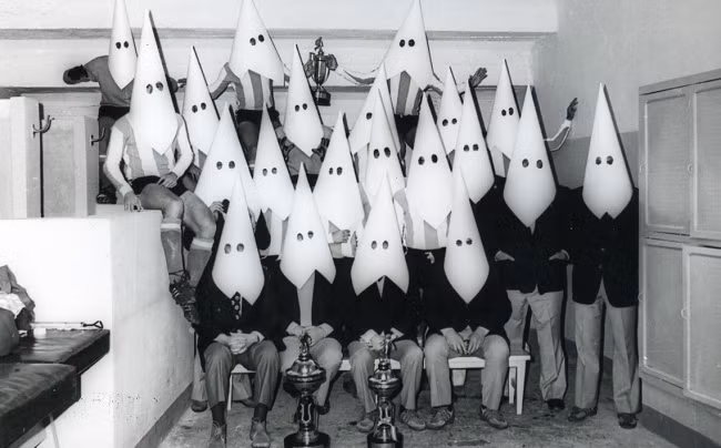 Đội bóng của Argentina đã được lên kế hoạch thi đấu với Bolivia vào ngày 23 tháng 9 năm 1973. Đội bóng được chia thành 2 nhóm. Một nhóm đi đến Tilcara ở độ cao 2.500 m so với mực nước biển để quen với điều kiện. Nhưng Argentina FA "quên" về đội bóng và đội bóng không bao giờ nhận được khoản thanh toán đầu tiên cho các nguồn cung cấp, khách sạn và thực phẩm. Không ai có thể có được thông tin về đội hình trong thời gian họ ở Tilcara. Đó là lý do tại sao họ được gọi là "Đội bóng ma."