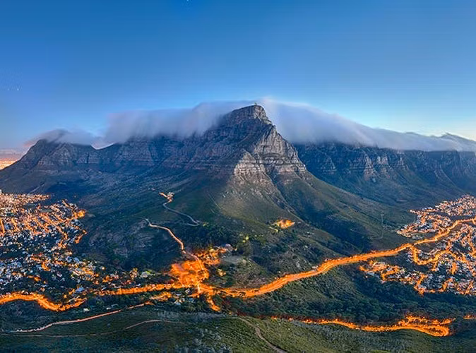 14. Núi Bàn, Nam Phi: Là cảnh quan mang tính biểu tượng nhất ở Nam Phi. Từ đây, du khách có thể nhìn toàn cảnh thành phố Cape Town. Bạn có thể nhìn thấy đỉnh núi bằng phẳng với mây trắng bao phủ từ bất cứ nơi nào trong thành phố.