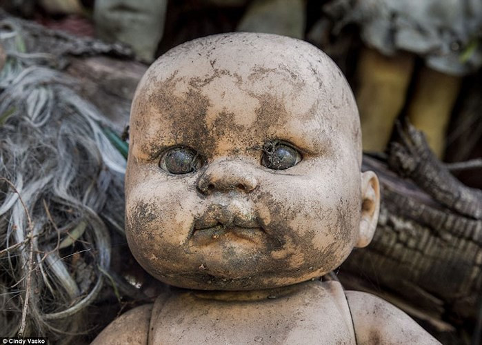 Du khách bị ám ảnh bởi cảm giác dù đi đâu, làm gì, những ánh mắt búp bê cũng dõi theo, nhìn chằm chằm đầy soi mói.