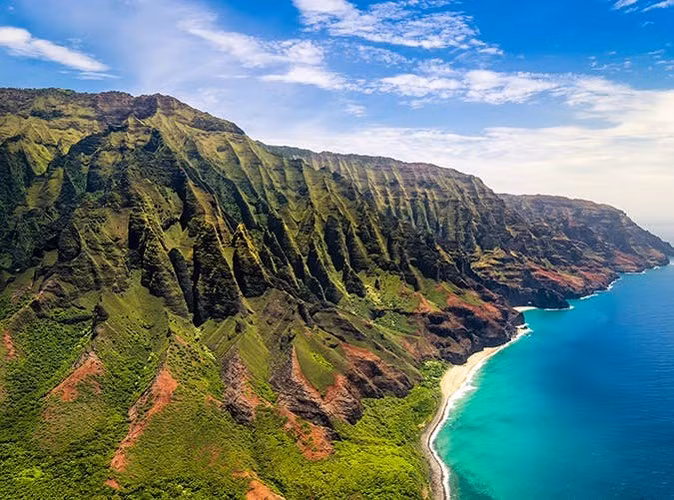 8. Công viên Bờ biển Na Pali, Hawaii: Trải dài 17 dặm, bờ biển được những người thích đi bộ đường dài và leo núi ưa thích. Nơi đây còn có những thung lũng được bao phủ bởi rừng xanh tươi tạo nên khung cảnh biển đảo đẹp ngoạn mục của Thái Bình Dương.