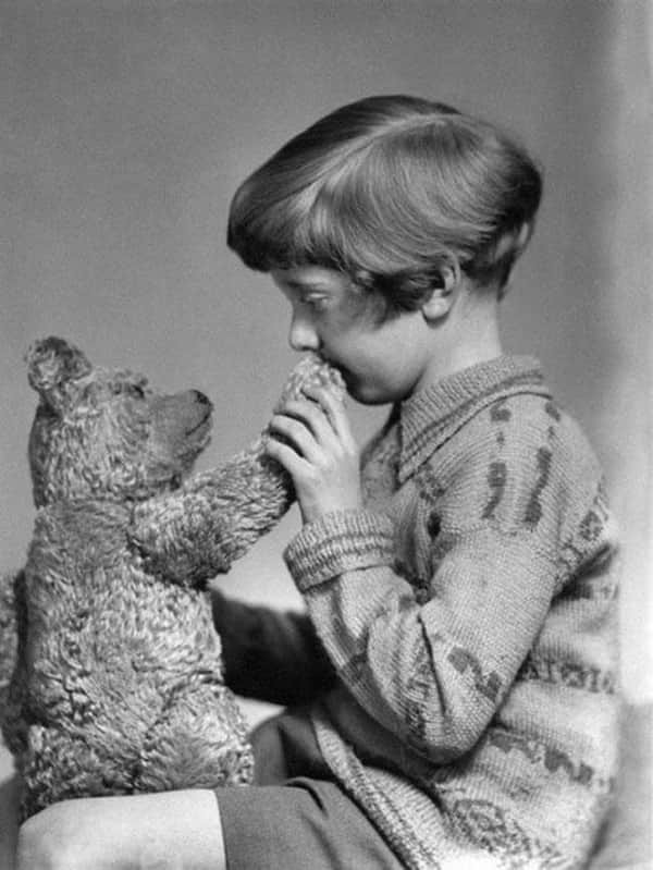 Chú gấu Winnie-the-Pooh và Christopher Robin đầu tiên từ 1927.