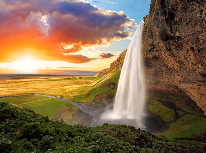 1. Thác Seljalandsfoss, Iceland: là một trong những thác nước nổi tiếng nhất ở khu vực phía nam của Iceland, Seljalandsfoss là điểm phải ghé thăm ở Iceland. Theo đánh giá đây là địa điểm thuộc top đầu trong 50 địa điểm đẹp nhất hành tinh.