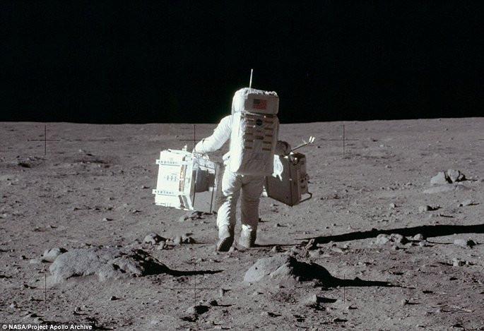 Aldrin mang các thiết bị khoa học lên bề mặt Mặt trăng để làm các thí nghiệm địa chất và thu thập mẫu.