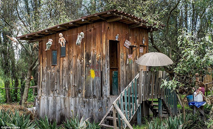 Nhiều thập kỷ trôi qua, những con búp bê treo lủng lẳng, thiếu hụt bộ phận, rong rêu bám vào, đôi mắt trống hoác và treo lủng lẳng càng tăng thêm vẻ ghê rợn.