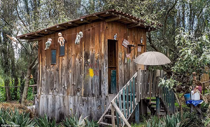 Nhiều thập kỷ trôi qua, những con búp bê treo lủng lẳng, thiếu hụt bộ phận, rong rêu bám vào, đôi mắt trống hoác và treo lủng lẳng càng tăng thêm vẻ ghê rợn.