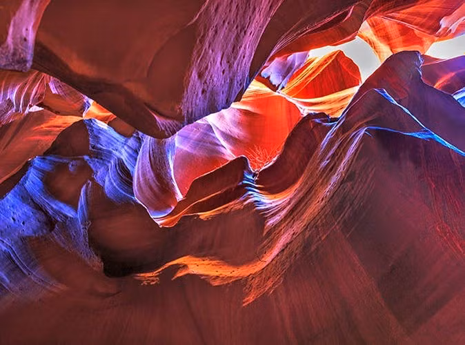 10. Vùng núi Antelope Canyon, Arizona: Ấn tượng hơn bao giờ hết vào buổi sáng sớm khi ánh bình minh lên. Lúc này vùng núi trông như những bức tường lửa.