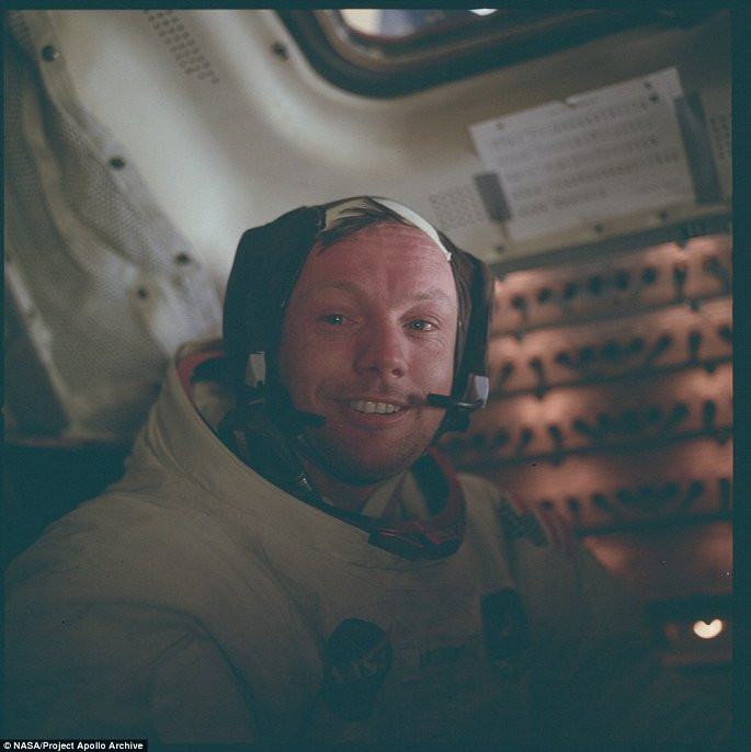 Neil Armstrong cười tươi không lâu trước khoảnh khắc đi vào lịch sử khi trở thành người đầu tiên trên thế giới đặt chân lên Mặt trăng.